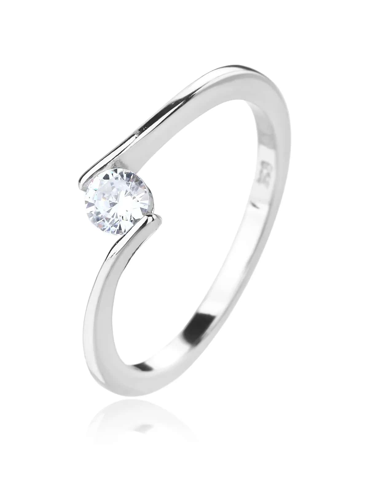 Anillo solitario con circonita blanca, plata de ley 925 con baño de rodio