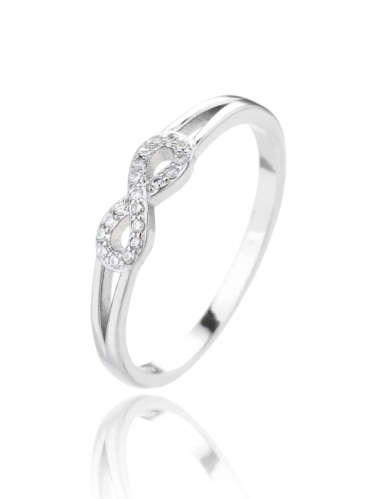 Silberner Ring mit Unendlichkeitssymbol und Zirkonia-Verzierung