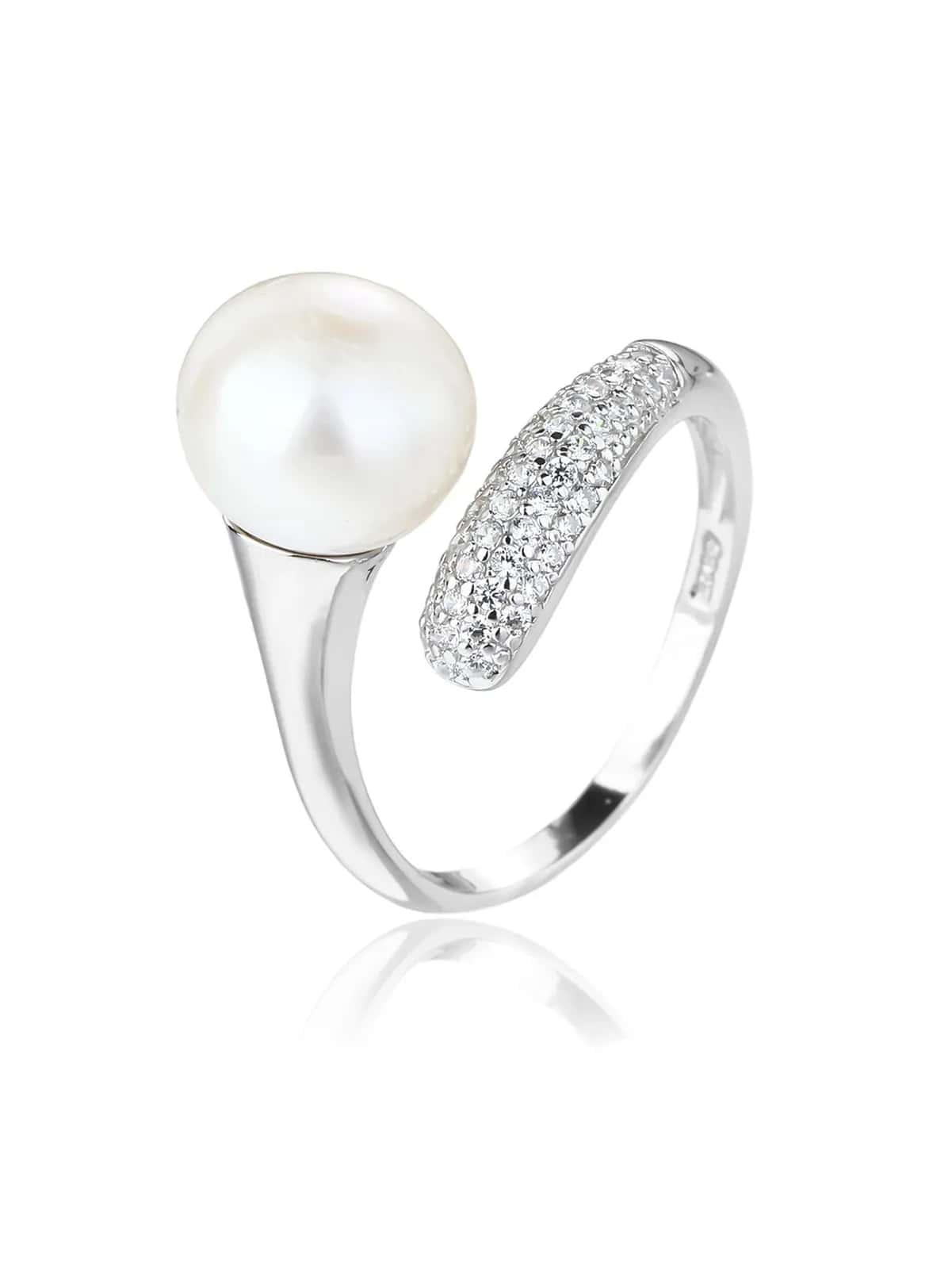 Anillo de diseño de plata con perla blanca cultivada de agua dulce y circonitas